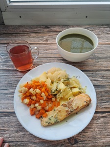 Zdjęcie przedstawia dietę łatwostrawną Zupa krem z zielonych warzyw Łosoś pieczony z przyprawami Ziemniaki młode z koperkiem gotowane Bukiet jarzyn gotowany Kompot owocowy z jabłkami
Sos cytrynowy
